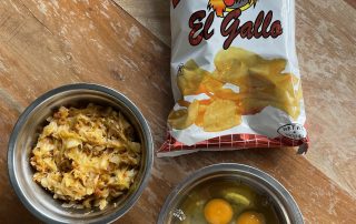 Ingredientes: el sofrito de cebolleta, bacalao y patatera; los huevos camperos y las patatas fritas El Gallo